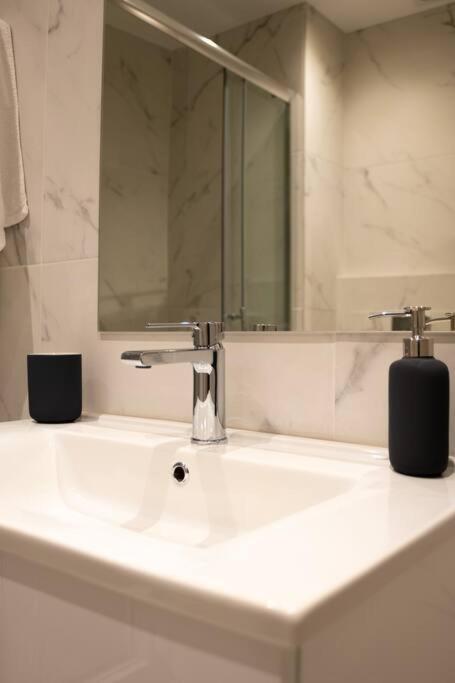 A11 Pristine & Comfy Studio Near Plaka & Parthenon Athena Bagian luar foto