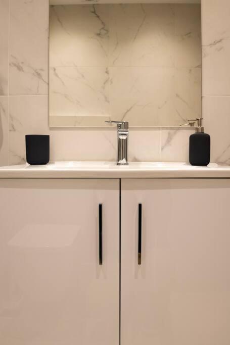 A11 Pristine & Comfy Studio Near Plaka & Parthenon Athena Bagian luar foto
