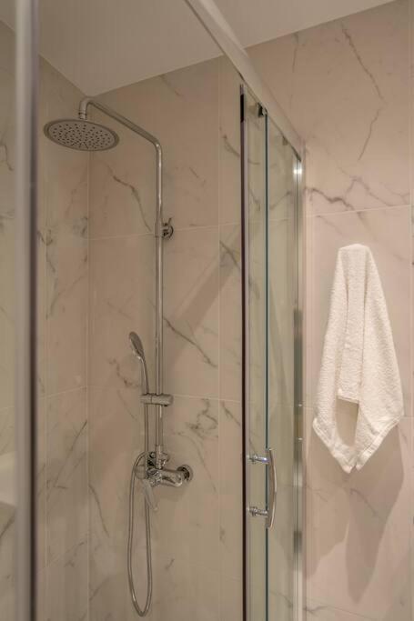 A11 Pristine & Comfy Studio Near Plaka & Parthenon Athena Bagian luar foto