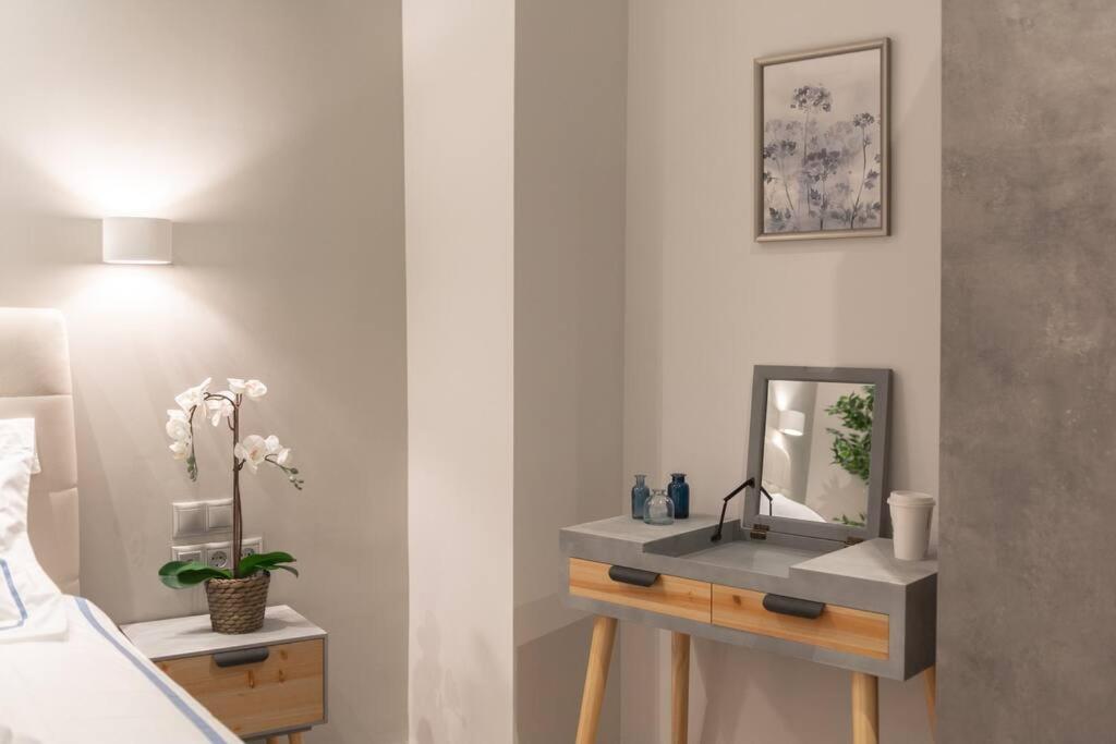 A11 Pristine & Comfy Studio Near Plaka & Parthenon Athena Bagian luar foto